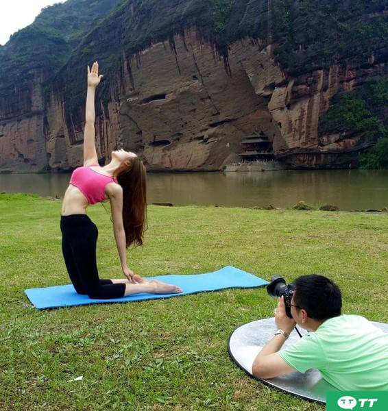 "北体大校花"拍摄野外瑜伽写真